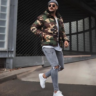 Как носить оливковую куртку-пуховик с серыми джинсами мужчине