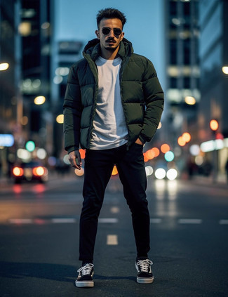 Какие джинсы носить с оливковой курткой-пуховиком мужчине