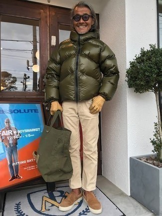 Какие джинсы носить с оливковой курткой-пуховиком мужчине