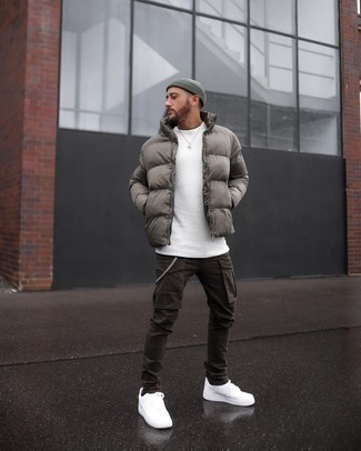 С чем носить оливковую куртку-пуховик мужчине