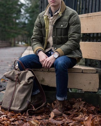 Как носить оливковую куртку-пуховик с темно-синими джинсами мужчине