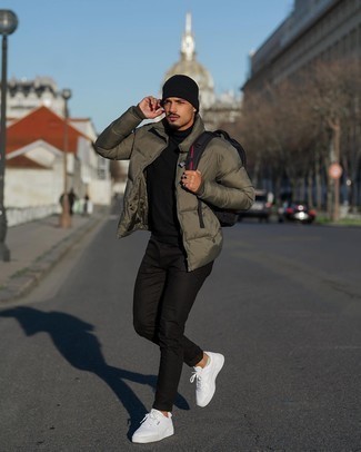 Какие зауженные джинсы носить с оливковой курткой-пуховиком мужчине