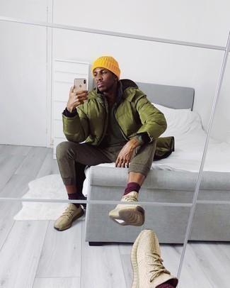 Какие спортивные штаны носить с оливковой курткой-пуховиком мужчине