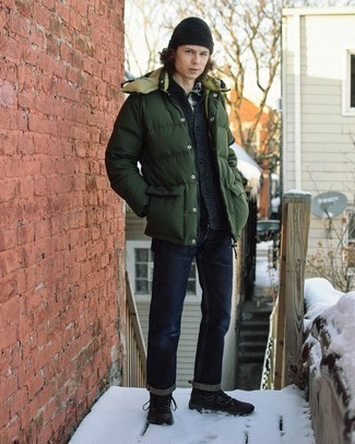 Какие рабочие ботинки носить с оливковой курткой-пуховиком мужчине