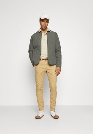 Как носить оливковый стеганый бомбер с светло-коричневыми брюками чинос