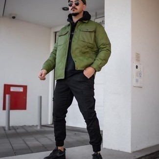 Как носить оливковую стеганую куртку-рубашку с черными брюками карго