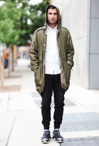 Как носить оливковый дождевик с черно-белыми спортивными штанами мужчине