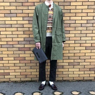 Как носить оливковый дождевик с черными брюками чинос