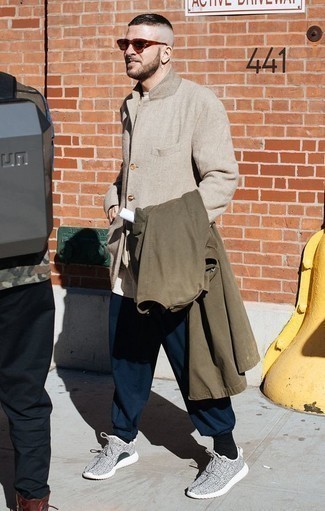 Как носить оливковый дождевик с синими брюками чинос