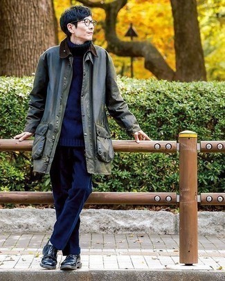 Как носить оливковый дождевик с синими брюками чинос