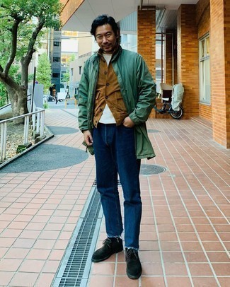 Как носить оливковый дождевик с синими джинсами мужчине