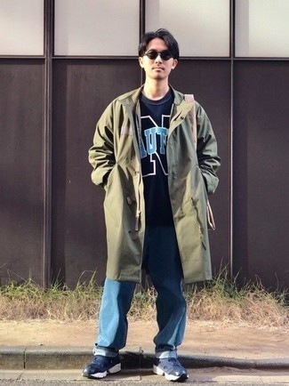 Как носить оливковый дождевик с синими джинсами мужчине