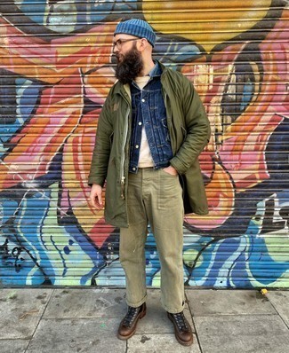 Как носить оливковый дождевик с коричневыми кожаными повседневными ботинками мужчине