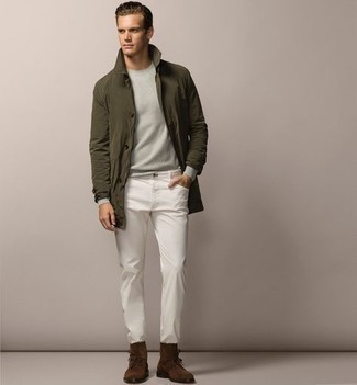 Какие свитера с круглым вырезом носить с оливковым дождевиком мужчине