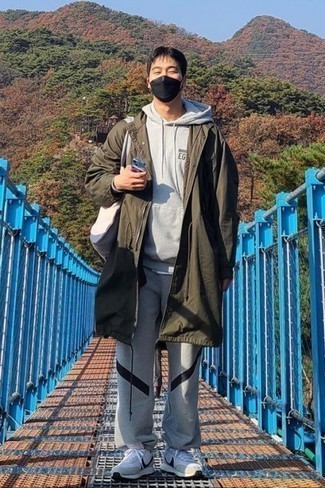 Как носить оливковый дождевик с серым спортивным костюмом мужчине