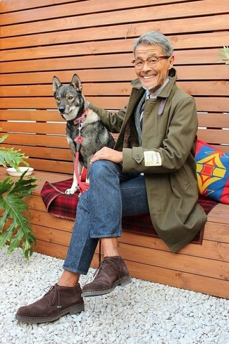 Как носить оливковый дождевик с серым шерстяным пиджаком мужчине