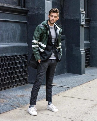 Как носить оливковый дождевик с серым шерстяным пиджаком мужчине