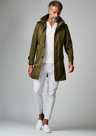 Какие футболки на пуговицах носить с оливковым дождевиком мужчине