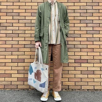 Какие высокие кеды носить с оливковым дождевиком мужчине