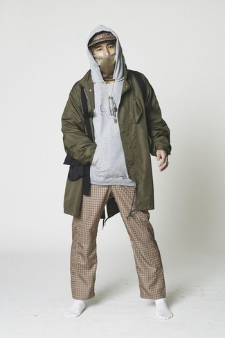 Как носить оливковый дождевик с светло-коричневыми брюками чинос в клетку