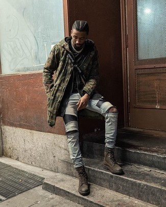 Как носить оливковый дождевик с голубыми джинсами мужчине