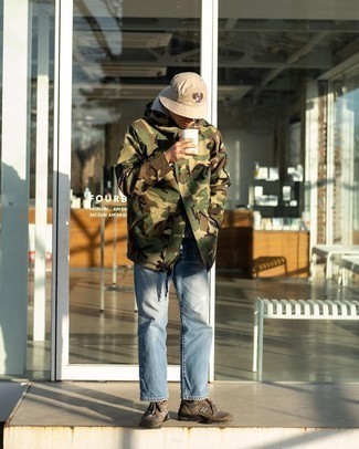 Как носить оливковый дождевик с голубыми джинсами мужчине