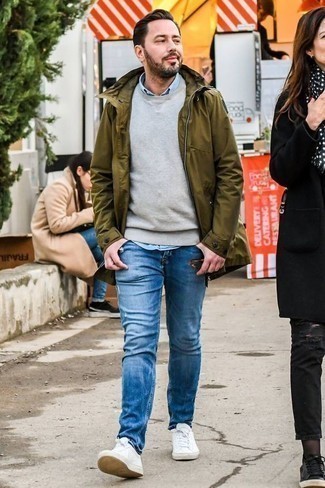 Как носить оливковый дождевик с темно-синими джинсами мужчине