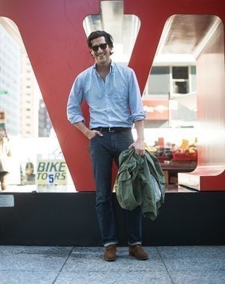 Как носить оливковый дождевик с темно-синими джинсами мужчине