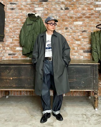 Как носить оливковый дождевик с темно-синими джинсами мужчине