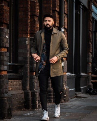 Какие зауженные джинсы носить с оливковым дождевиком мужчине