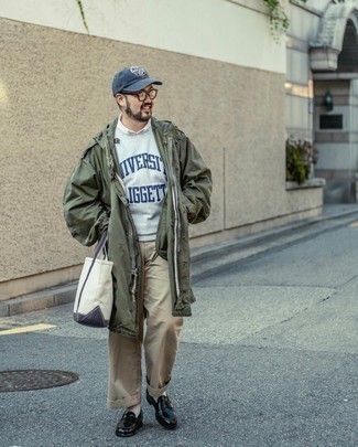 Какие свитшоты носить с оливковым дождевиком мужчине