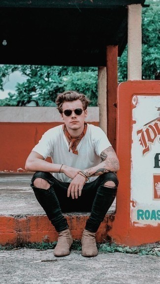 С чем носить оливковые рваные джинсы мужчине