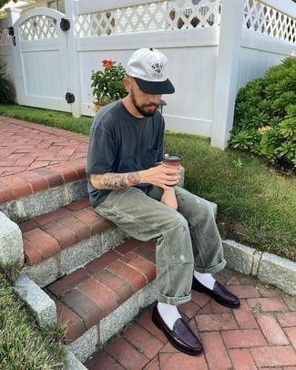 С чем носить оливковые рваные джинсы мужчине