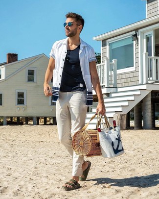 Какие брюки чинос носить с оливковыми сандалиями