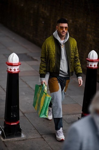 Как носить оливковый сатиновый бомбер с темно-синими джинсами мужчине