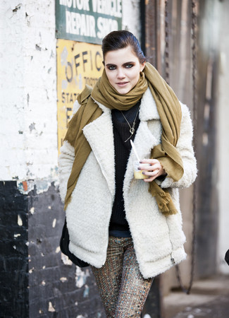 С чем носить оливковый шарф женщине