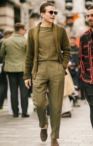 С чем носить оливковый кардиган с отложным воротником мужчине