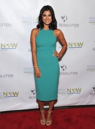 С чем носить оливковое платье-футляр