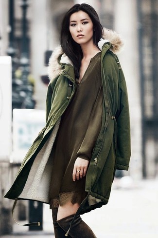 С чем носить оливковое платье прямого кроя