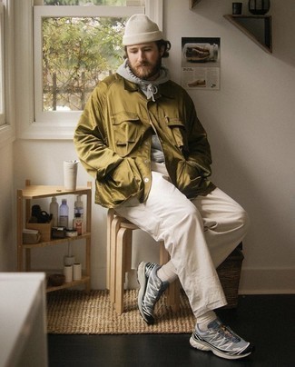 Как носить оливковую куртку-рубашку с бежевыми брюками карго