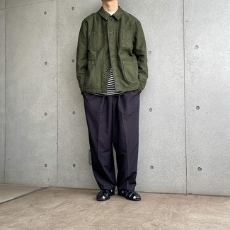 Как носить оливковую куртку-рубашку с черными кожаными сандалиями мужчине