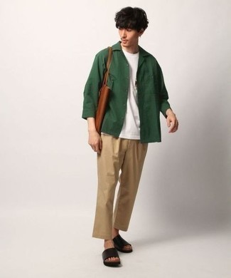 Как носить оливковую куртку-рубашку с черными кожаными сандалиями мужчине