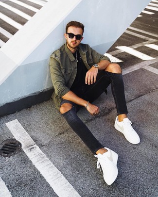 Как носить оливковую куртку-рубашку с черными рваными джинсами мужчине