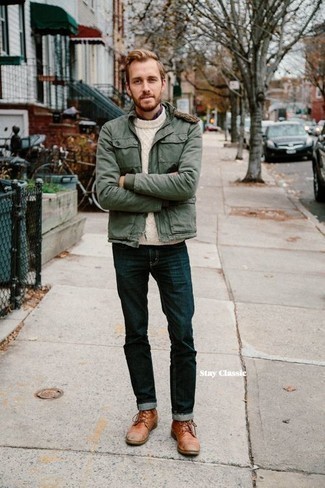 Какие вязаные свитера носить с оливковой курткой-рубашкой мужчине