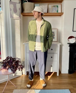 Как носить оливковую куртку-рубашку с темно-серыми брюками чинос