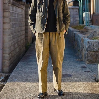 Какие свитера с круглым вырезом носить с оливковой курткой-рубашкой мужчине