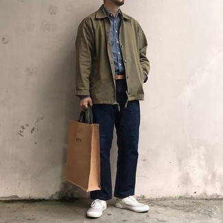 Какие джинсовые рубашки носить с оливковой курткой-рубашкой мужчине