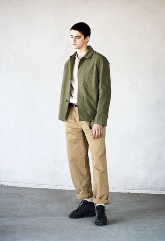 Какие высокие кеды носить с оливковой курткой-рубашкой мужчине