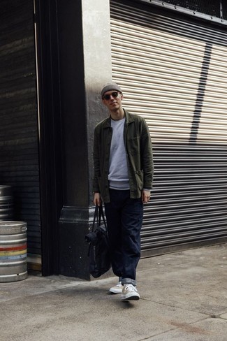 Какие высокие кеды носить с оливковой курткой-рубашкой мужчине