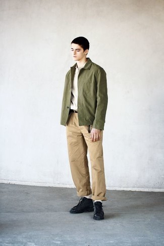 Какие высокие кеды носить с оливковой курткой-рубашкой мужчине